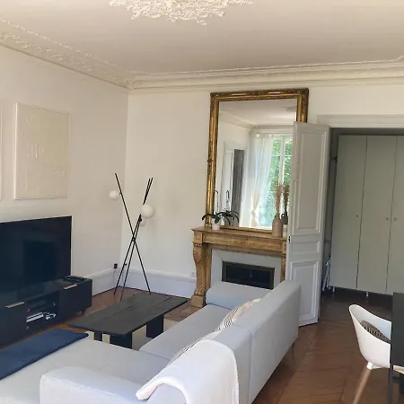 Very Charming Haussmannian With Balcony شقة *