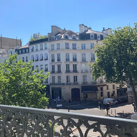 Very Charming Haussmannian With Balcony باريس