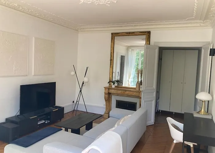 Very Charming Haussmannian With Balcony شقة *