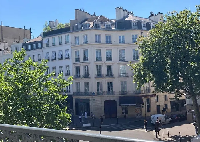 Very Charming Haussmannian With Balcony باريس
